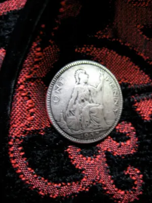 ANTIQUE LIBERTY COIN BUTTON