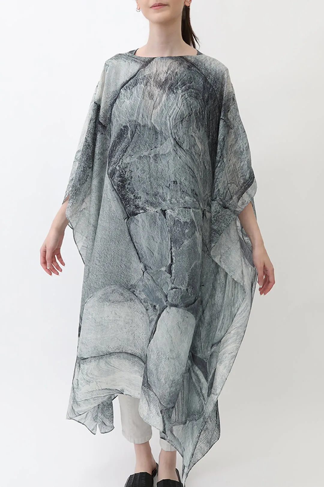 FREYA SILK KAFTAN IN PRINTED ITALIAN SILK VOILE STONEY GREY