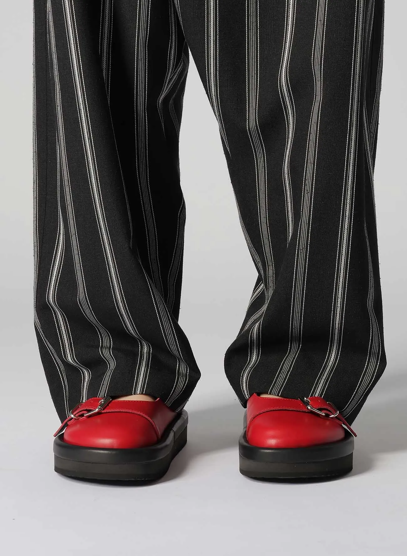 HARD TWISTED STRIPE PLEATED PANTS